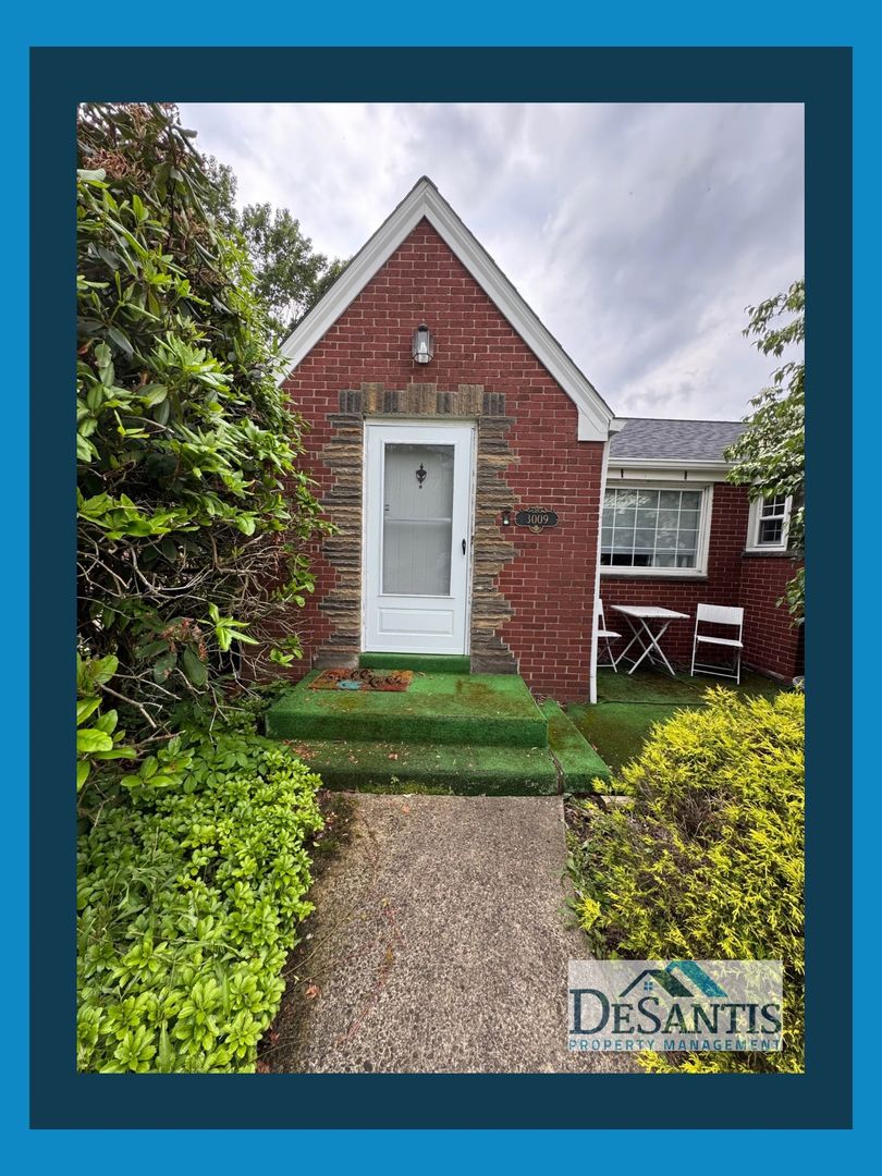 Charming 2-Bedroom Home with Private Backyard in Beaver Falls!