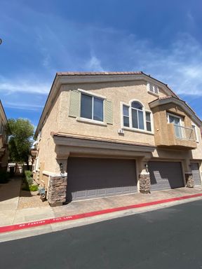 Henderson 3 bed, 2.5 bath Townhome in Gated Community – photo 1