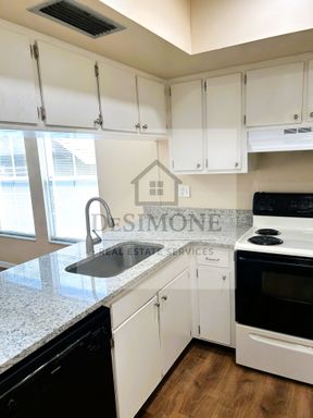 1BR Upstairs End Unit w/Balcony. Historic District Riviera Apts. Downtown Ocala, FL – photo 1
