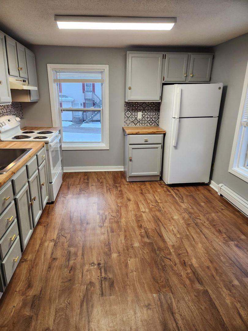 Hampden Apartment: 7 Western Ave