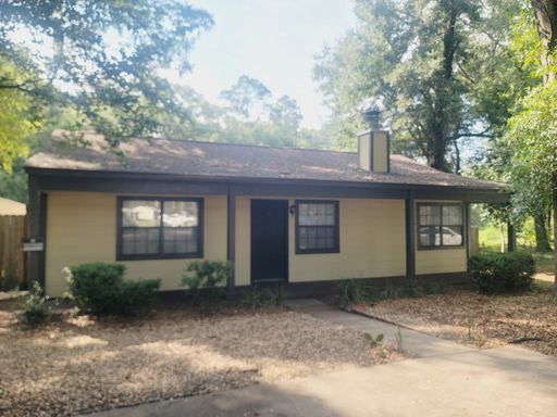 LOVELY NW 3/2 w/ Huge Fenced Yard, Washer/Dryer, & Solid Floors Throughout! Avail NOW for $1600/month! – photo 1