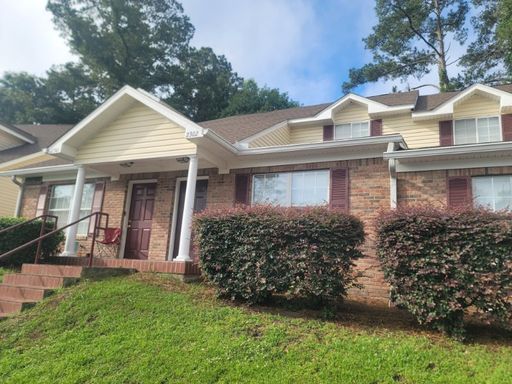 LOVELY 3/3 w/ Vaulted Ceilings, Washer/Dryer, Furnished or Unfurnished, & Community Pool/Gym! Avail NOW for $1595/month! – photo 1
