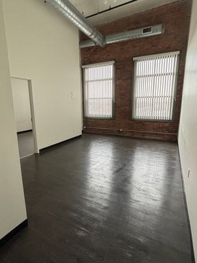 Move-In Ready Luxury Loft with Parking & Free Wi-Fi Included – photo 1