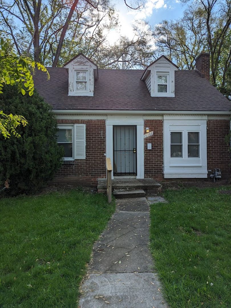 Detroit House: 19386 Yonka St