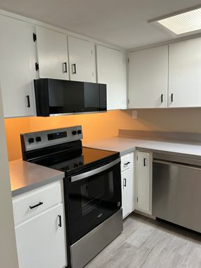 1 BR/1 BA apartment in historic downtown Eustis--Laundry w/ W/D Hookups