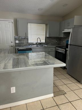2/1 Triplex apartment near Villages -- Open Floor Plan