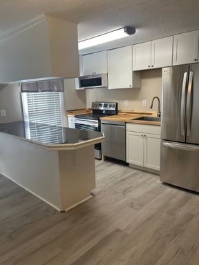 Spacious 3BR/2BA Apartment in Historic Downtown Wildwood Mansion – photo 1