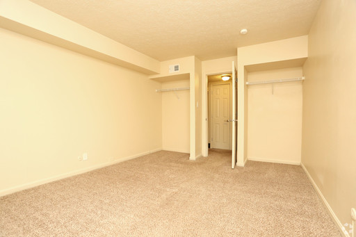 1801 Village Green Blvd. #90, Jeffersonville, IN 47130
