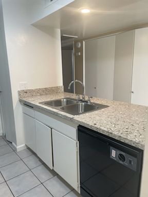 Large 1 bedroom, some Upgraded – photo 1