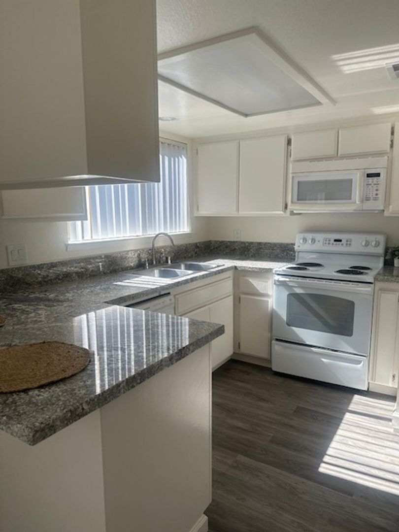 Bakersfield Apartment: 6900 Valleyview Drive