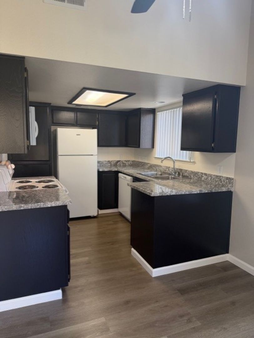 Bakersfield Apartment: 6900 Valleyview Drive