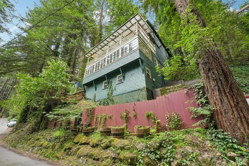 1600 Sq Ft Four Bedroom, Two Bath Upper Tri-plex among Redwoods Washer, dryer, walk in closet