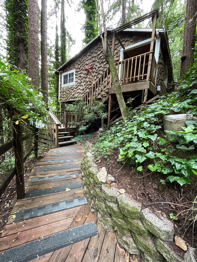 Guerneville House: 17480 Hwy 116