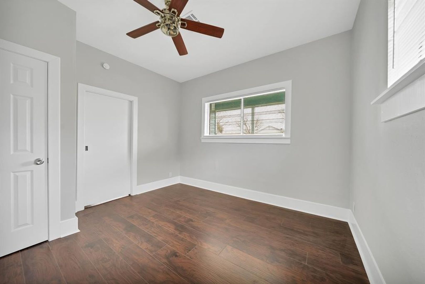  2 Bedr/ 2 full bath Beautiful Home in Galveston just remodeled. 