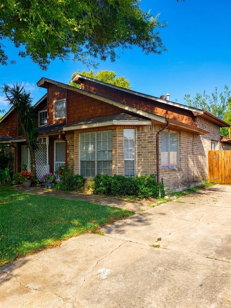 Houston House: 17010 Pastoria Dr.
