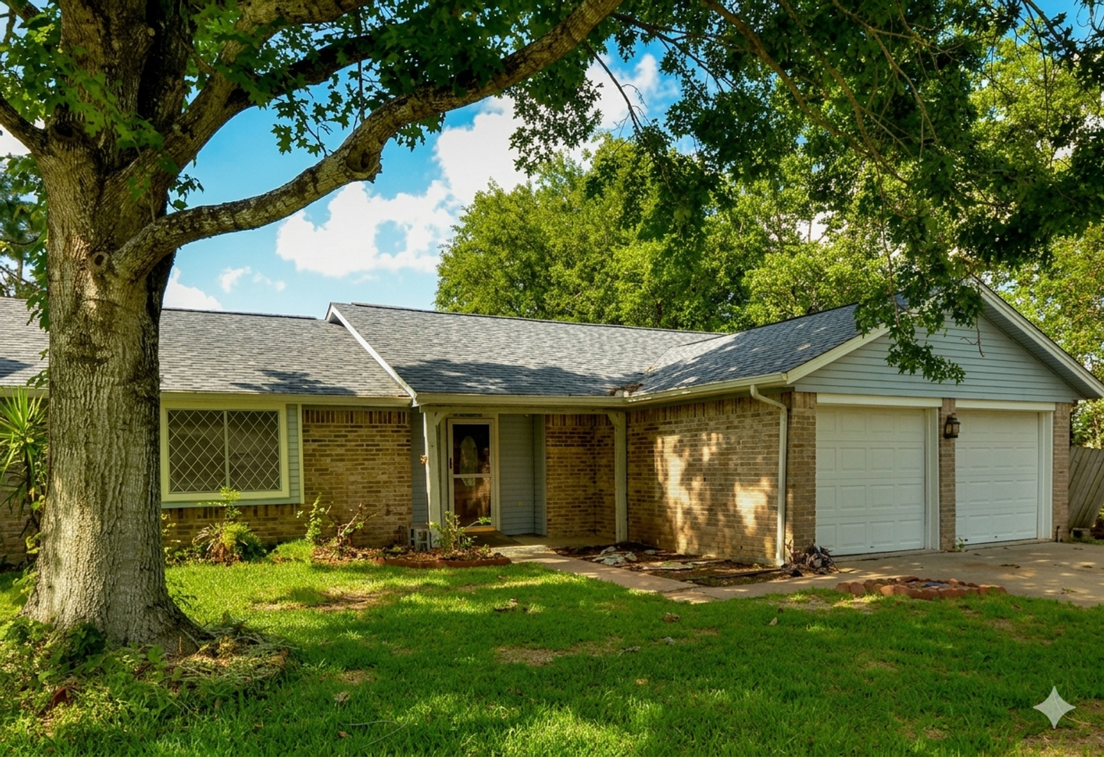 Angleton House: 909 Noreda St