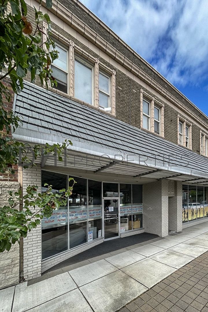 Longview Apartment: 1209 Commerce Ave