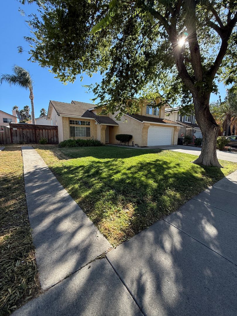 Tracy House: 1870 Foxwood