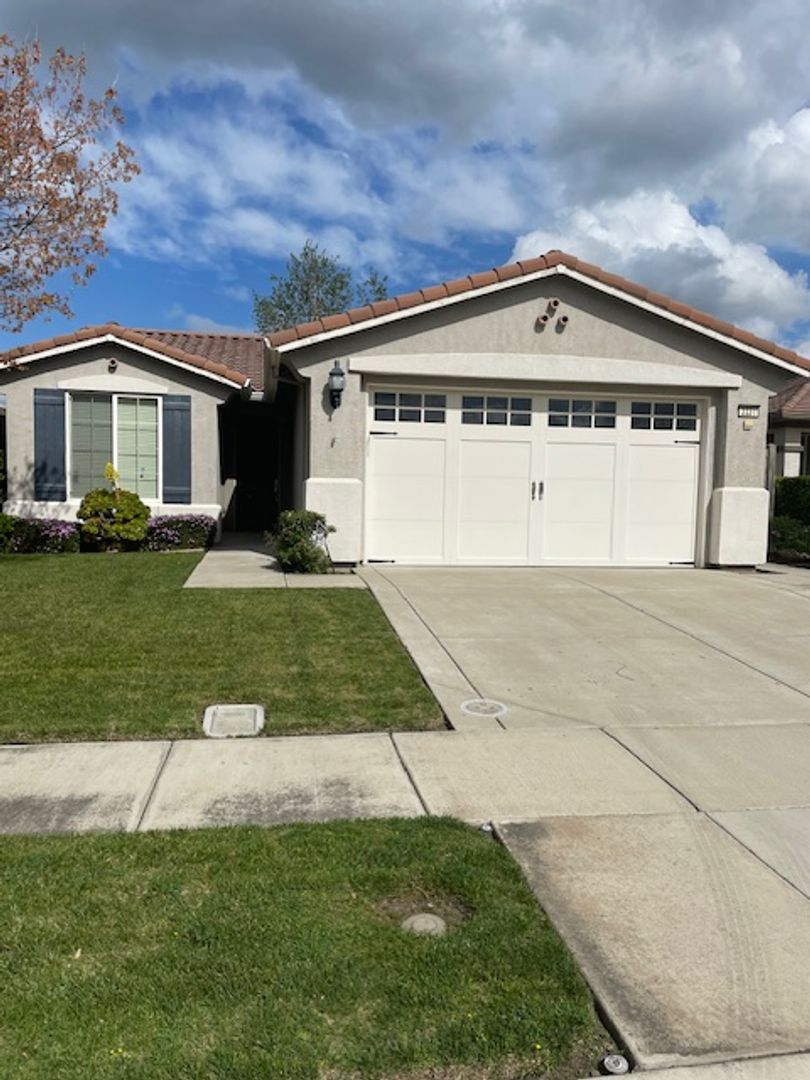 Manteca House: 2331 Pepper Tree Lane