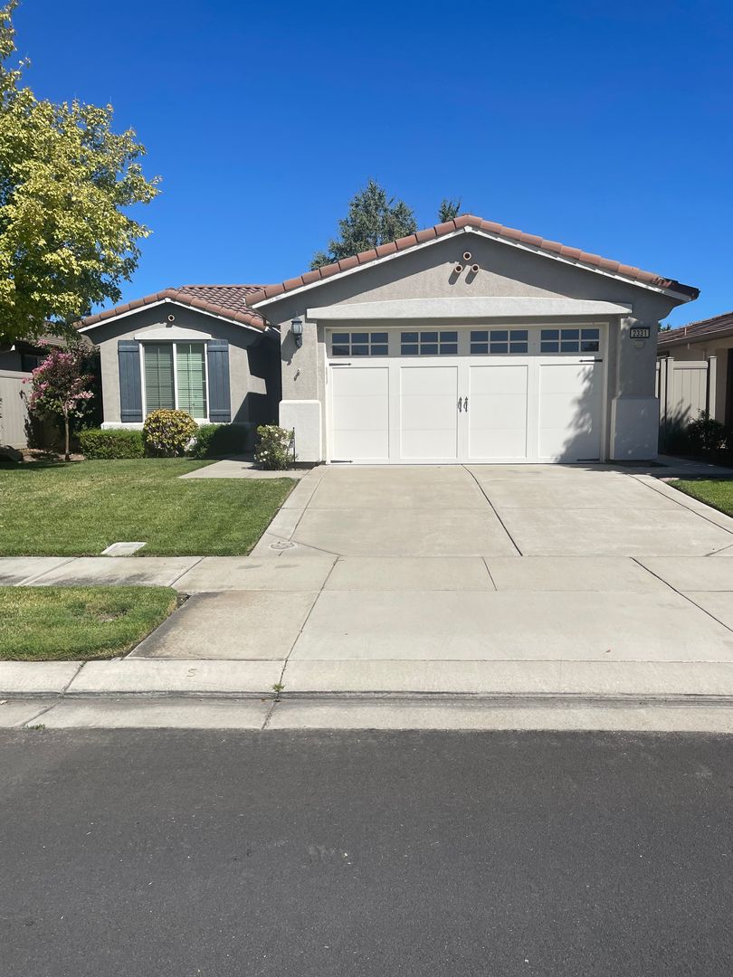 Manteca House: 2331 Pepper Tree Lane