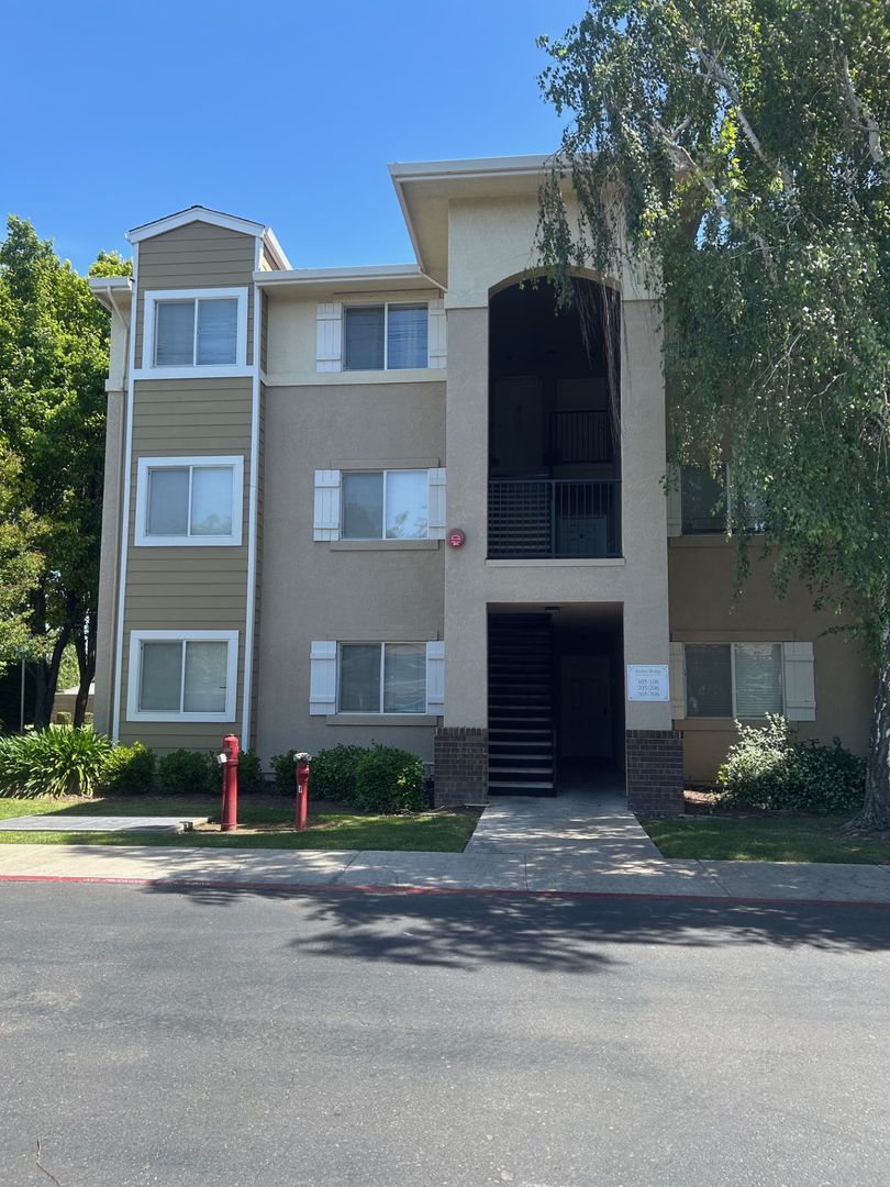 Tracy Condo: 565 Peerless Way #105