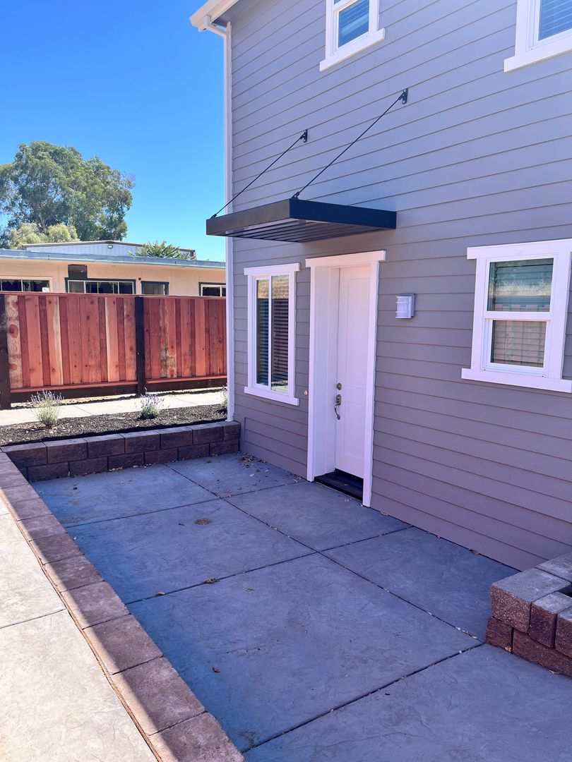 Martinez House: 281 Arthur Rd C