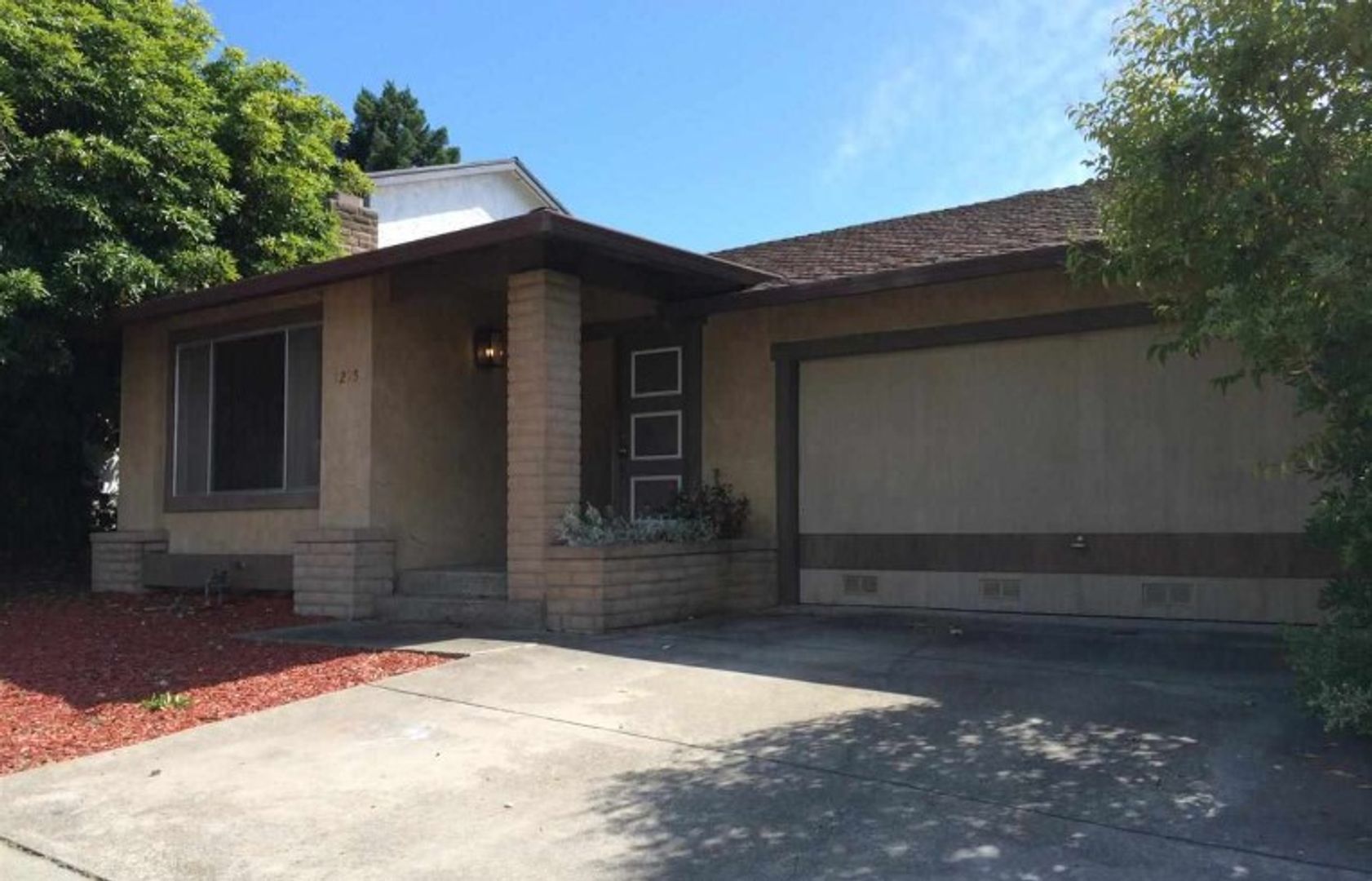Richmond House: 1215 Club Drive