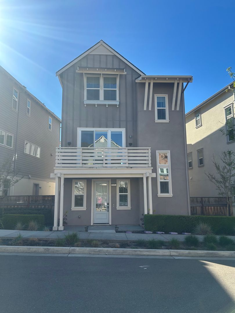 Dublin House: 2121 Donnells Lane