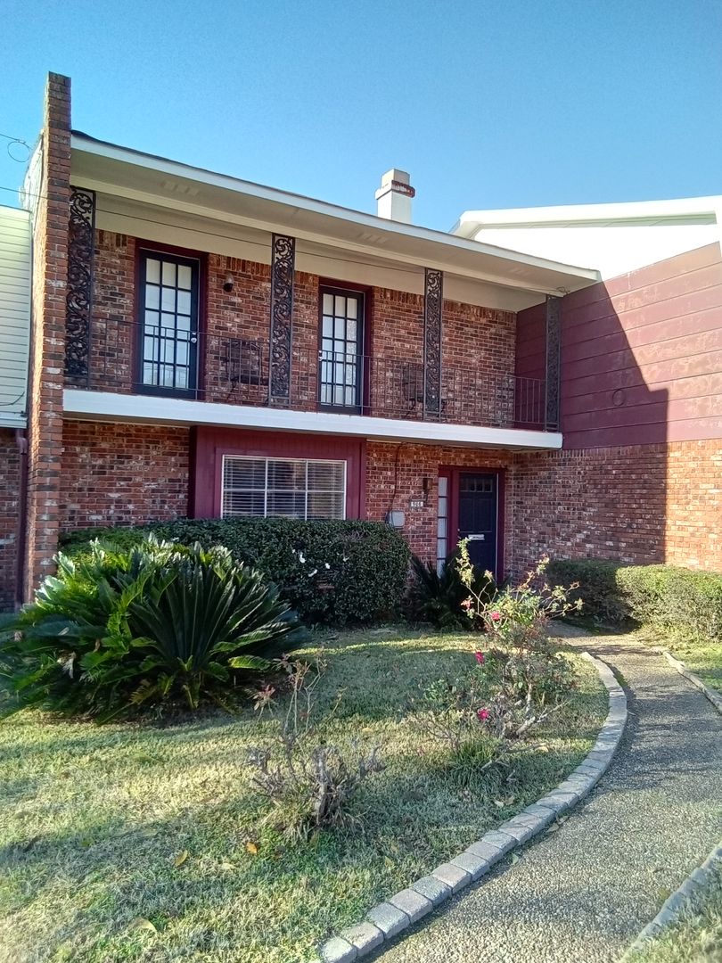 Shreveport House: 906 E. Kings Hwy