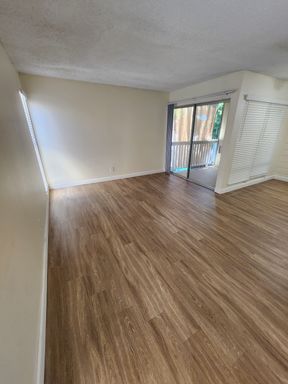 Hidden Gem in PACIFIC BEACH! Top Floor 1Bd/1Ba - Walking Distance to Mission Bay and Pacific Beach! Beach Living! – photo 1