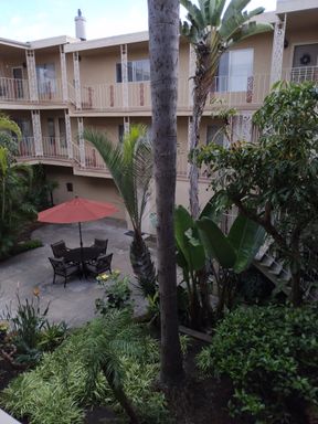 Lovely, gated, beautiful gardens, heated pool. Dishwasher. 3rd floor, balcony views. Quiet atmosphere. – photo 1