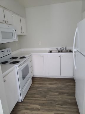 2 bedroom starting at $899.00 (limited units) plus 1 month free rent! – photo 1