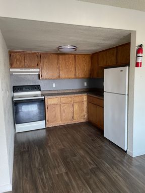 Central Phoenix 2 bedroom under $1,000.00 with water, sewer and trash included. 1/2 off move in special and $10.00 application fee. – photo 1