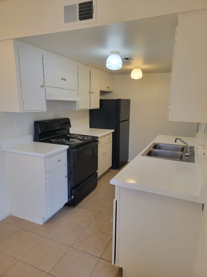 Phoenix Apartment: 2520 W McLellan Blvd