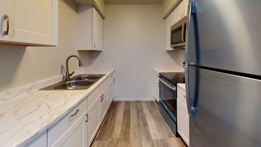 Renovated 1 bedroom with washer/dryer $849.00 (216 and 220) plus get 1 month free rent – photo 1