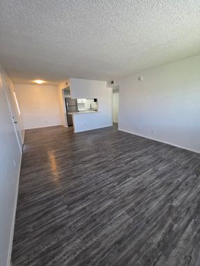 Large, renovated 2 bedroom/2 bath units in Phoenix $1,199.00 (unit 201) plus 1 month free rent special! – photo 1