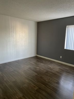 2 bedroom in Phoenix $995.00 includes water, sewer and trash with no additional fees! $10.00 application fees and 1/2 off move in special! – photo 1