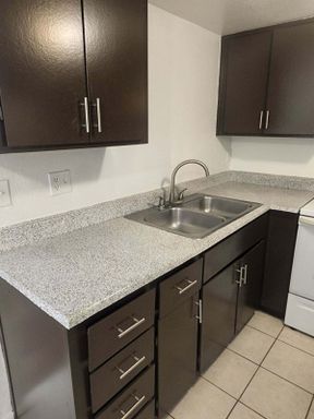Classic 1 bedroom in Phoenix $697.00 (limited units) plus 1 month free rent concession – photo 1