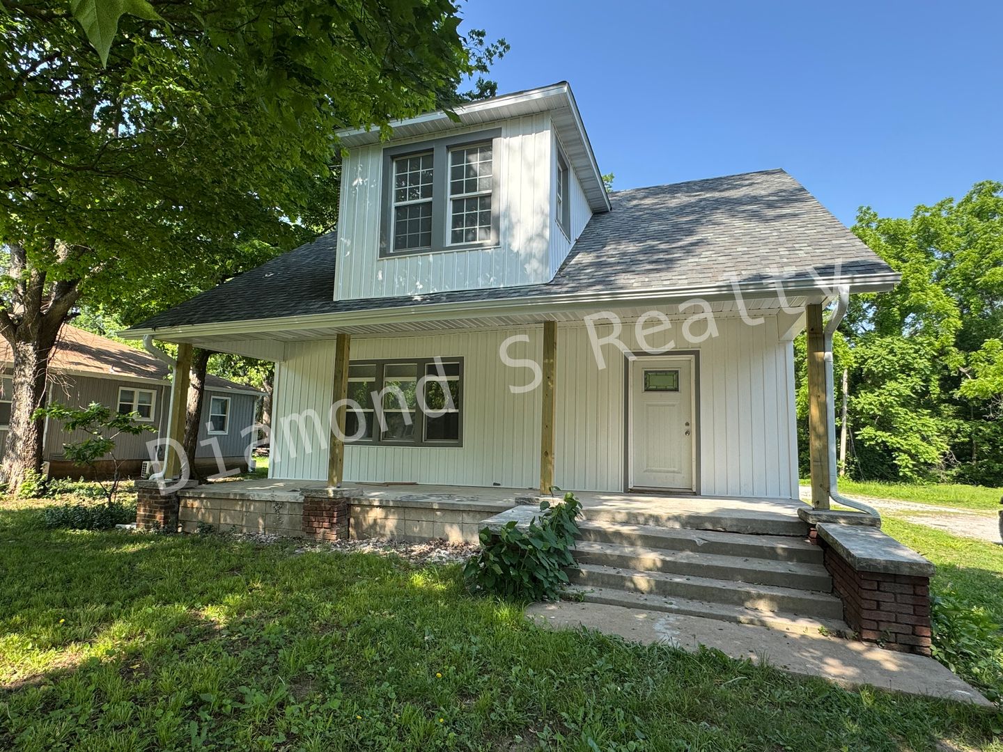 Springfield House: 1205 S National Ave