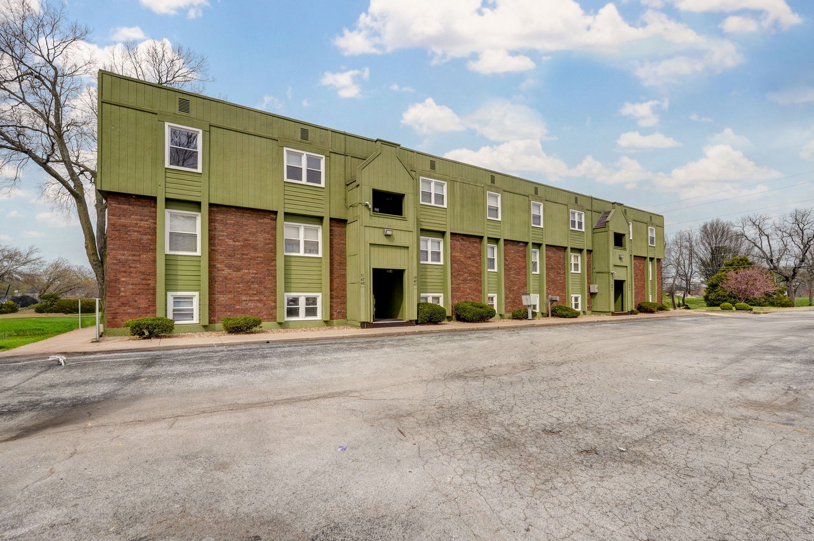 Springfield Apartment: 1246 E Norton Rd