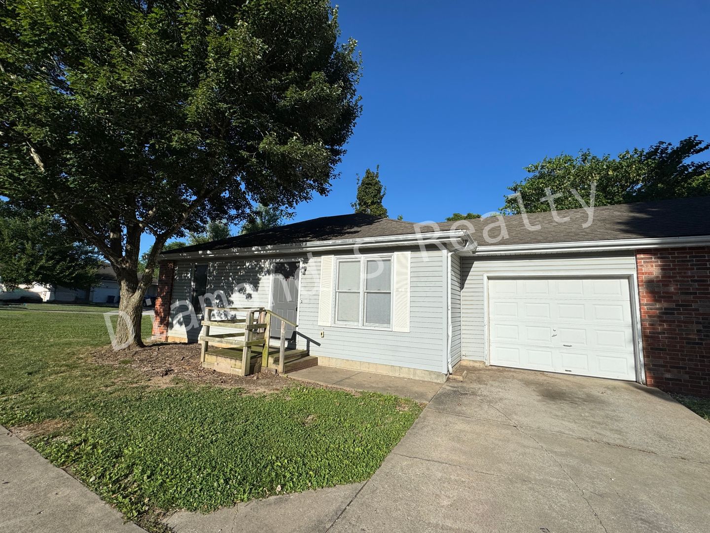 Ozark Apartment: 1505 W Rainey St