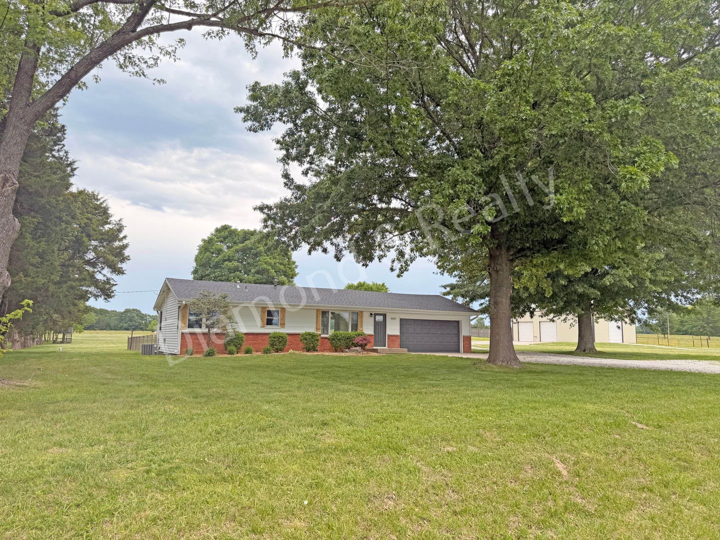 Rogersville House: 9297 E State Highway D