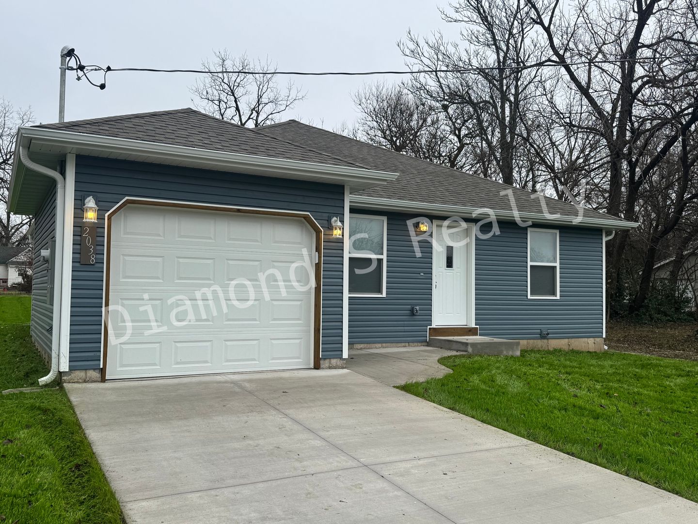 Springfield House: 2038 N Summit Ave