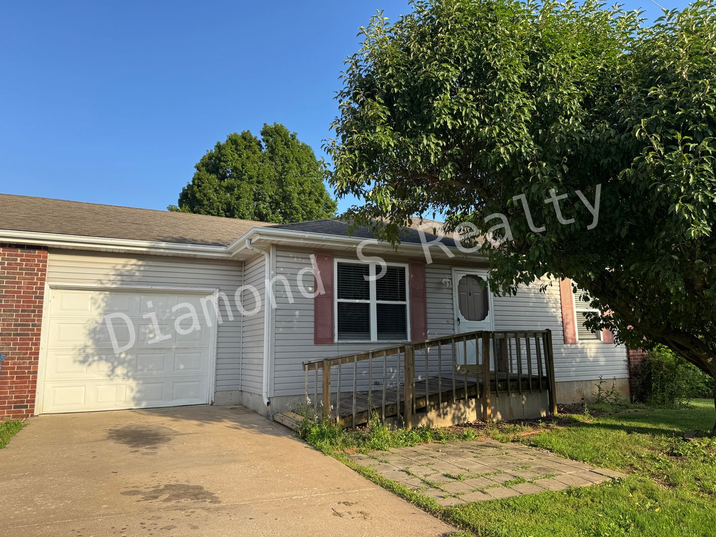 Ozark Apartment: 1501 W Rainey St