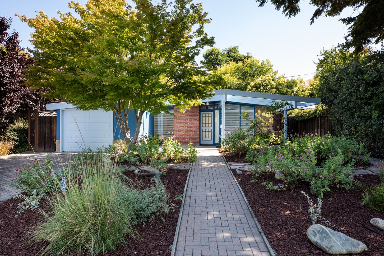 Mountain View House: 2416 Laura Lane