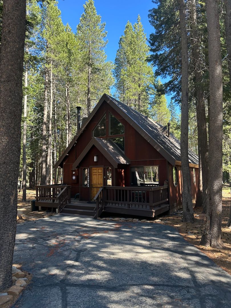 Truckee House: 11275 CHALET RD