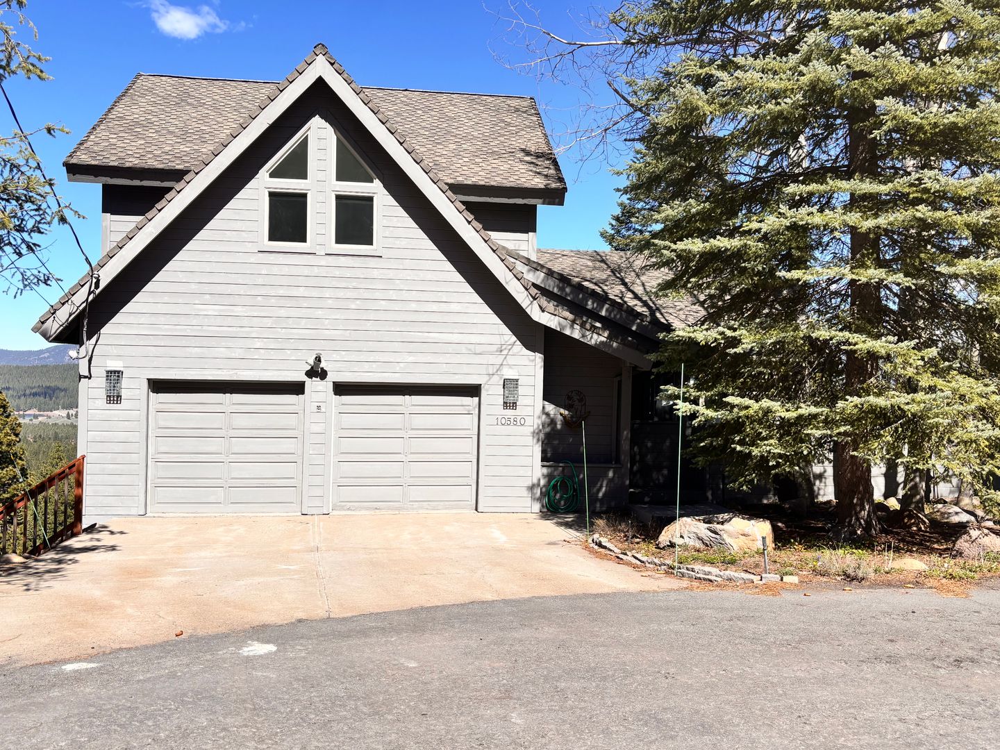 Truckee House: 10580 Whitetail Court