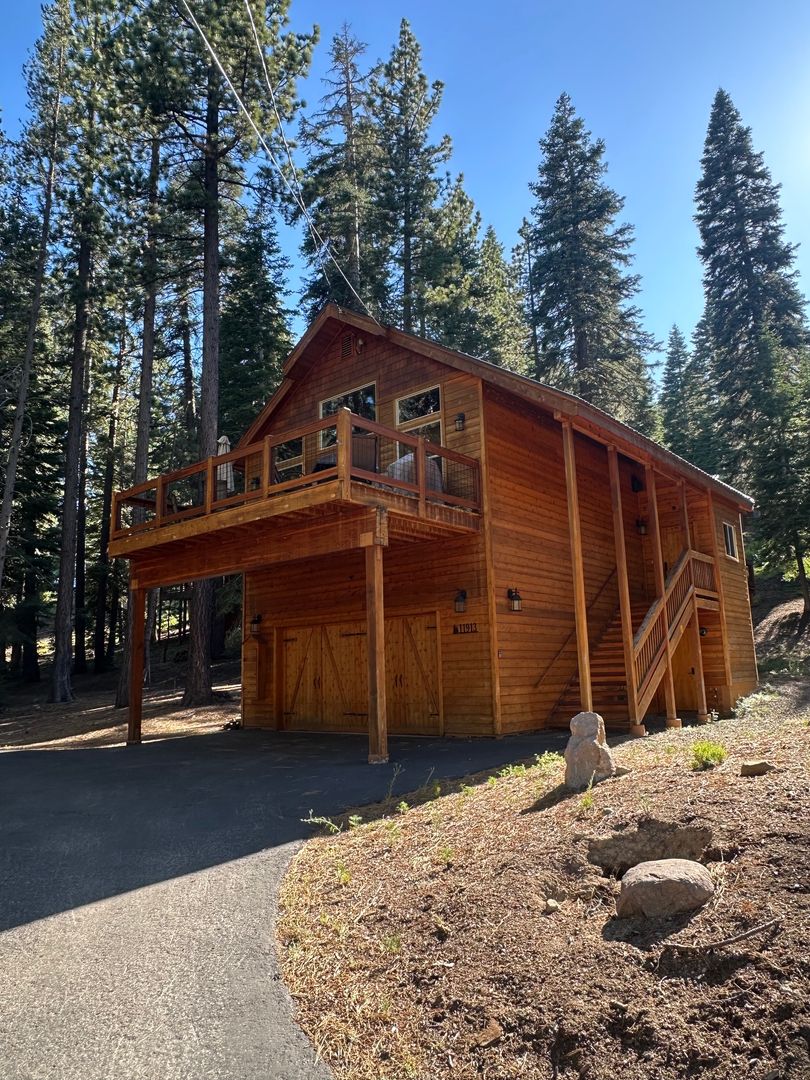 Truckee House: 11913 SNOWPEAK WAY