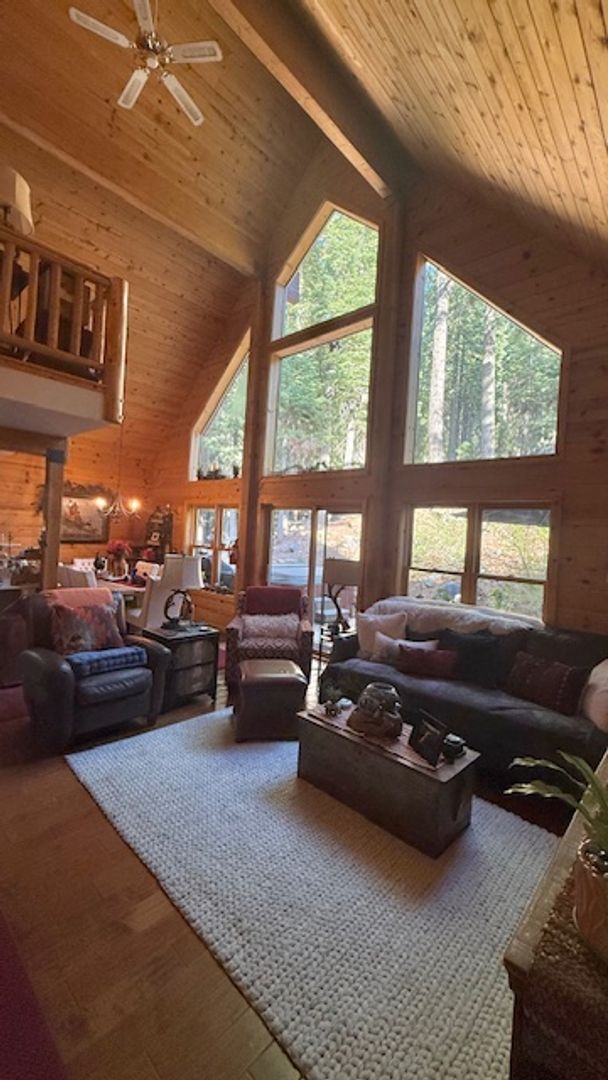Truckee House: 12277 Brookstone Drive