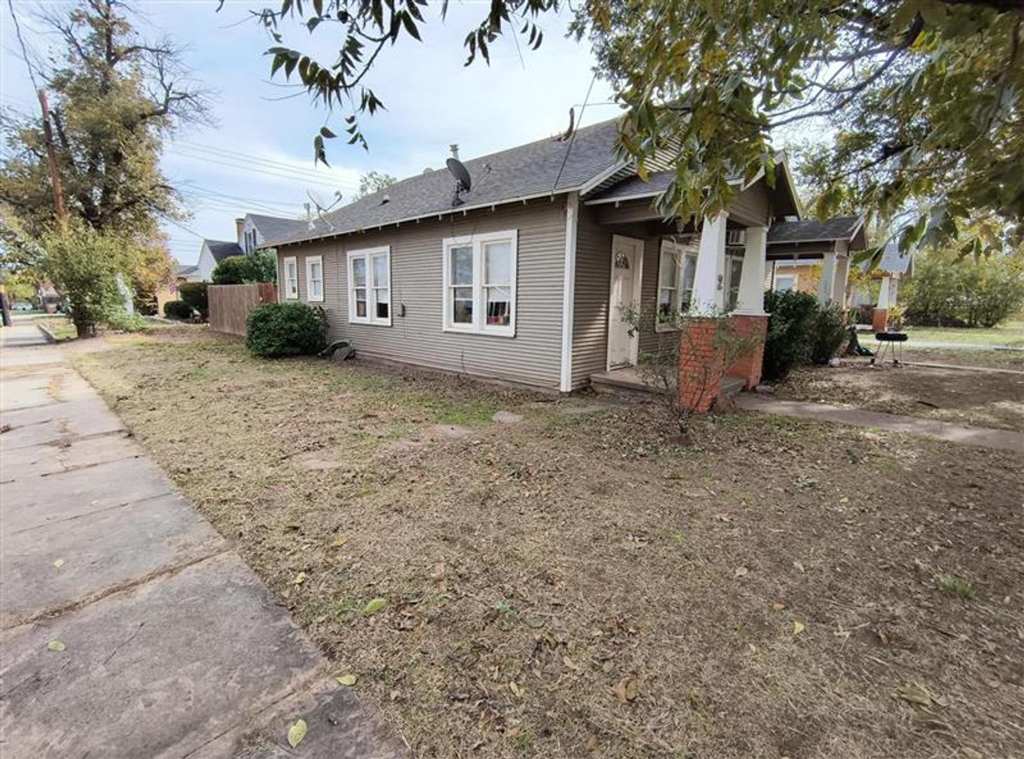 San Angelo House: 2 S Jefferson